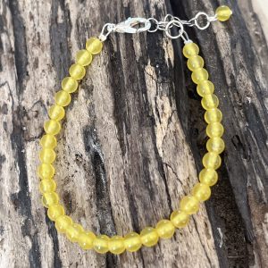 Bracelets Sélénya féminin femme fille adolescante en petites perles de pierres naturelles d'agate jaune, fermoir homard en acier inoxydable argenté et pendentif charm en laiton sans nickel sans plomb et sans cadmium fait main, chainette d'extension et médaillon logo les bijoux de karine