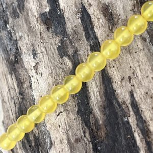 Bracelets Sélénya féminin femme fille adolescente en petites perles de pierres naturelles d'agate jaune, fermoir homard en acier inoxydable argenté et pendentif charm en laiton sans nickel sans plomb et sans cadmium fait main, chainette d'extension et médaillon logo les bijoux de karine