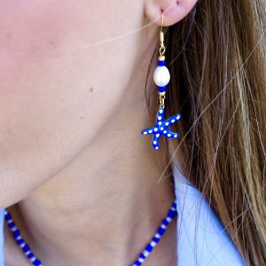 Calypso - boucles bleues et blanches esprit mer en acier inoxydable, perles de verre, perles de culture d'eau douce blanche et charm étoile de mer bleu à pois blanc en émail fait main