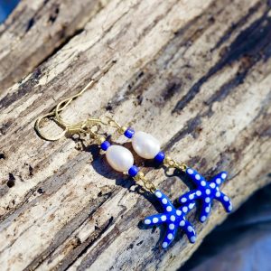 Boucles d'oreilles Calypso en acier inoxydable sans nickel sans plomb et sans cadmium avec perles de verre, perles de culture d'eau douce blanche et charm étoile de mer bleu à pois blanc en céramique fait main