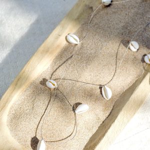 Bijou de créateur - baya fin de cauris tissés sur un fil doré avec un fermoir en acier inoxydable.