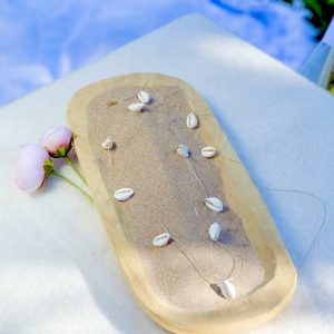 Baya CAORI avec des cauris véritables montés et tissés sur un fil doré très solide. Fermoir homard en acier inoxydable doré sans nickel sans plomb et sans cadmium, fait main sur mesure et ajusté a votre taille, résistant à l'eau