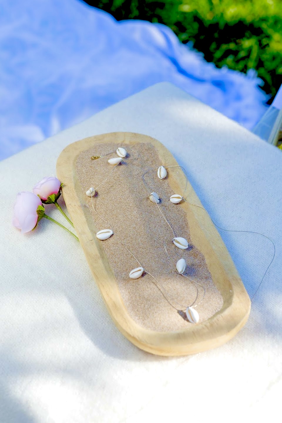 Baya CAORI avec des cauris véritables montés et tissés sur un fil doré très solide. Fermoir homard en acier inoxydable doré sans nickel sans plomb et sans cadmium, fait main sur mesure et ajusté a votre taille, résistant à l'eau