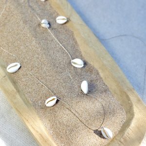 Baya CAORI avec des cauris véritables montés et tissés sur un fil doré très solide. Fermoir homard en acier inoxydable doré sans nickel sans plomb et sans cadmium, fait main sur mesure et ajusté a votre taille, résistant à l'eau