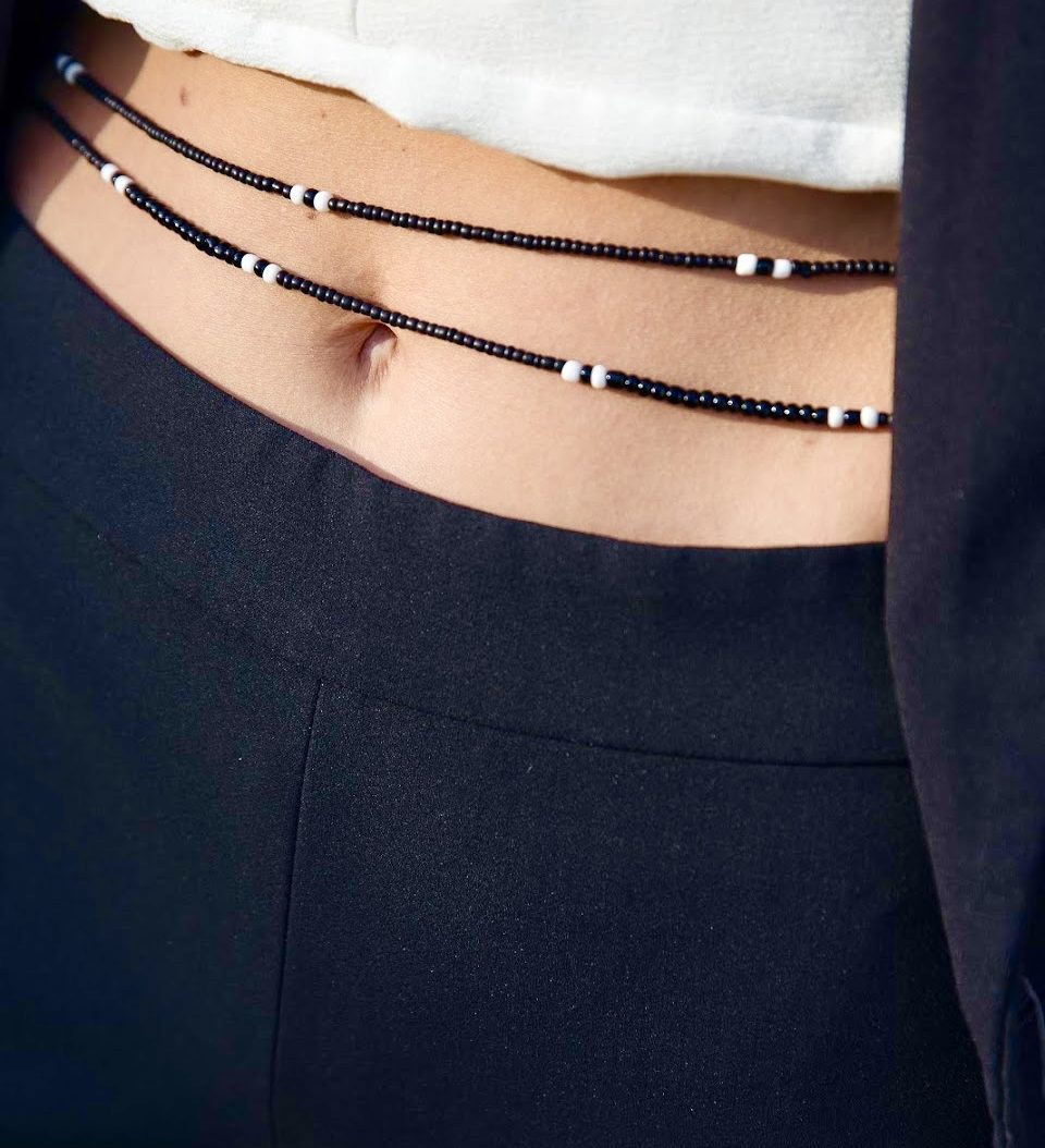 Baya ou bin-bin DOUBLE élastique duo noir et blanc en perles de verre fait main et sur mesure ajusté a la ma taille bijou de l'été à porter autour de la taille