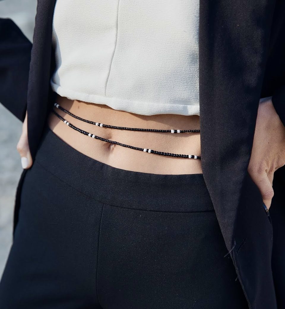 Baya ou bin-bin DOUBLE élastique duo noir et blanc en perles de verre fait main et sur mesure ajusté a la ma taille bijou de l'été à porter autour de la taille