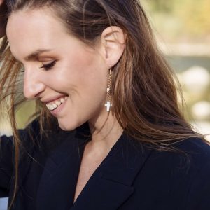 boucles d'oreilles ELEA acier inoxydable et charm pendentif croix catholique chrétienne en nacre blanche