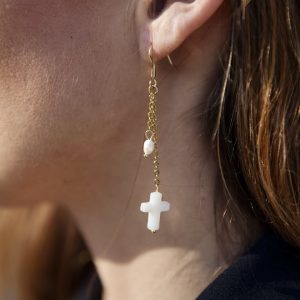 boucles d'oreilles ELEA acier inoxydable et charm pendentif croix catholique chrétienne en nacre blanche
