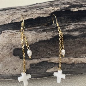 ELEA Boucles d'oreilles croix en nacre en acier inoxydable avec perles d'eau douce blanches