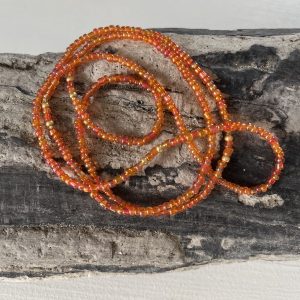 Bin-bin ou Baya en perles de verre colorées aux reflets lumineux