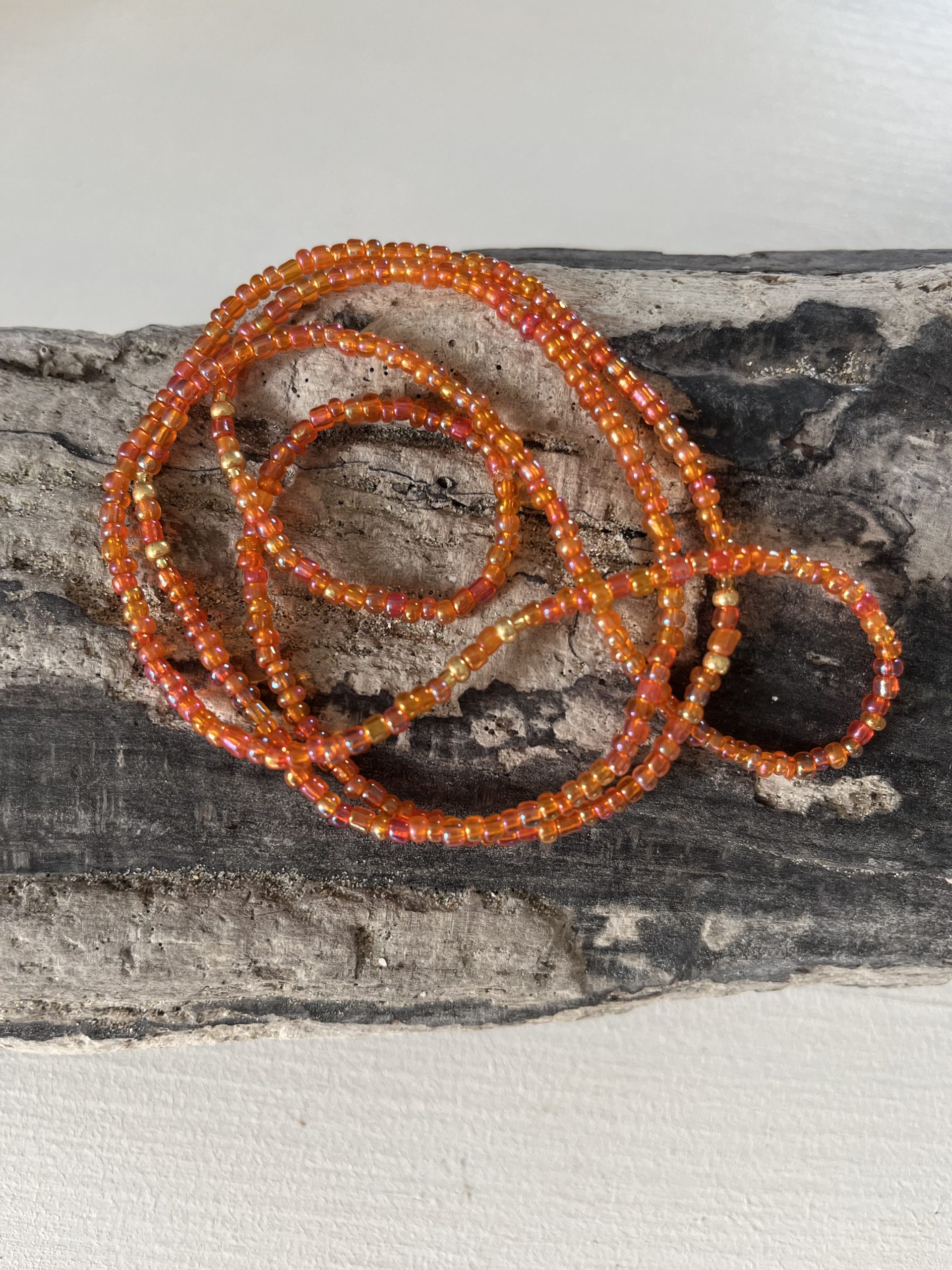 Bin-bin ou Baya en perles de verre colorées aux reflets lumineux