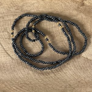 Baya ou bin bin élastique Soléia en perles de verre de coloris gris irisé métallisé nacré aux reflets lumineux et perles dorées japonaises miyuki très résistantes fait main et sur mesure ajusté a la ma taille bijou de l'été à porter autour de la taille