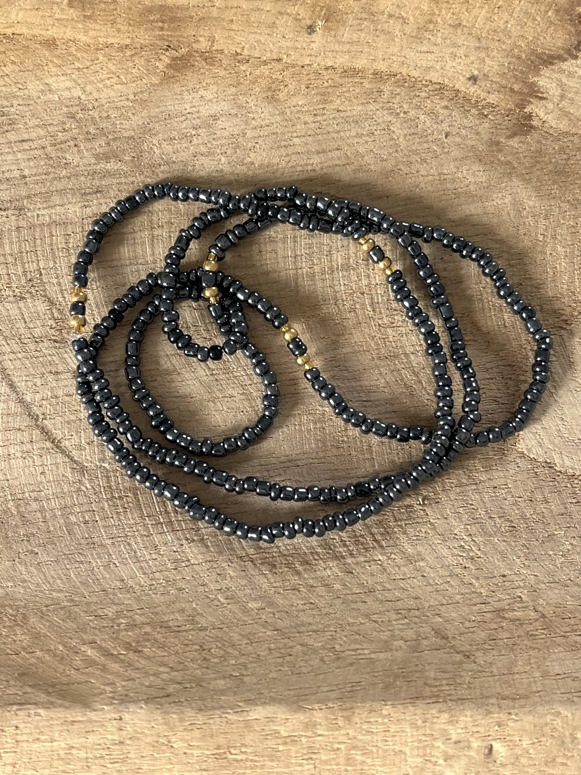 Baya ou bin bin élastique Soléia en perles de verre de coloris gris irisé métallisé nacré aux reflets lumineux et perles dorées japonaises miyuki très résistantes fait main et sur mesure ajusté a la ma taille bijou de l'été à porter autour de la taille