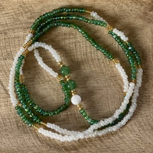 Baya bin bin élastique Soléia Tria en perles de verre vert lumineux reflets vif et perles blanches nacrées perles dorées japonaises miyuki et pierres naturelles agate verte jade vert et jade blanc veritables fait main et sur mesure ajusté a la ma taille bijou de l'été à porter autour de la taille