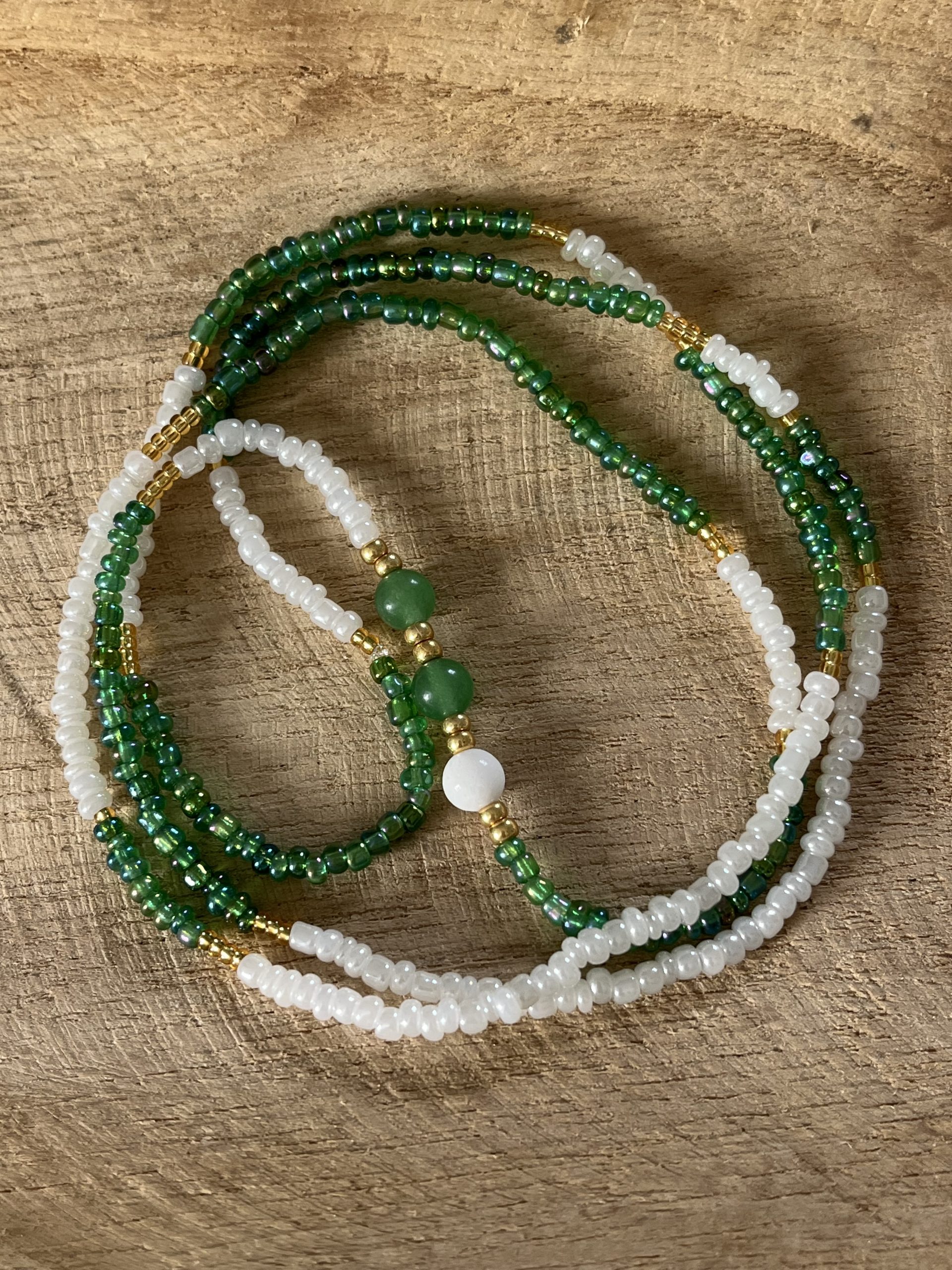 Baya bin bin élastique Soléia Tria en perles de verre vert lumineux reflets vif et perles blanches nacrées perles dorées japonaises miyuki et pierres naturelles agate verte jade vert et jade blanc veritables fait main et sur mesure ajusté a la ma taille bijou de l'été à porter autour de la taille