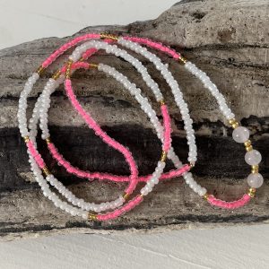 Baya bin bin élastique Soléia Tria en perles de verre rose vif lumineux flashy fluo et perles blanches nacrées perles dorées japonaises miyuki et pierres naturelles Quartz Rose Clair veritables fait main et sur mesure ajusté a la ma taille bijou de l'été à porter autour de la taille