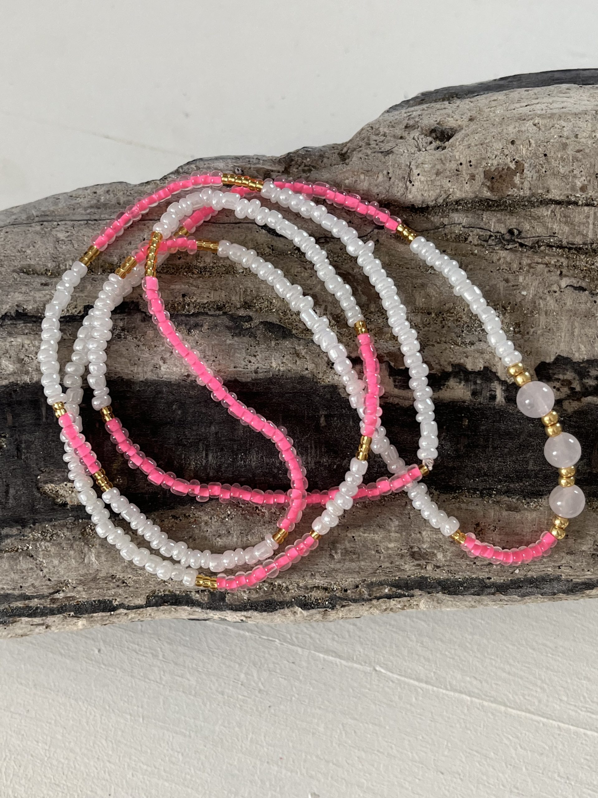 Baya bin bin élastique Soléia Tria en perles de verre rose vif lumineux flashy fluo et perles blanches nacrées perles dorées japonaises miyuki et pierres naturelles Quartz Rose Clair veritables fait main et sur mesure ajusté a la ma taille bijou de l'été à porter autour de la taille