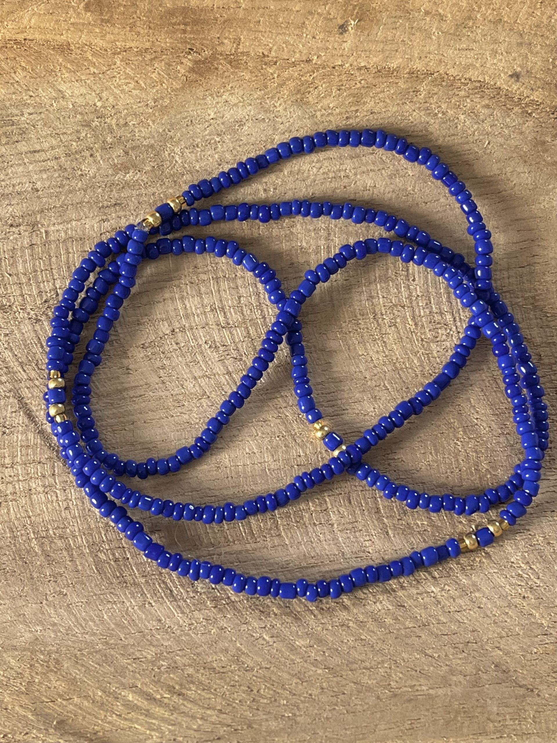 Baya ou bin bin élastique Soléia en perles de verre de coloris bleu roy cobalt outremer brillant et perles dorées japonaises miyuki très résistantes fait main et sur mesure ajusté a la ma taille bijou de l'été à porter autour de la taille