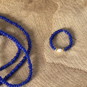Baya ou bin bin élastique Soléia en perles de verre de coloris bleu roy cobalt outremer brillant et perles dorées japonaises miyuki très résistantes fait main et sur mesure ajusté a la ma taille bijou de l'été à porter autour de la taille et bague Oréa elastique de la meme teinte
