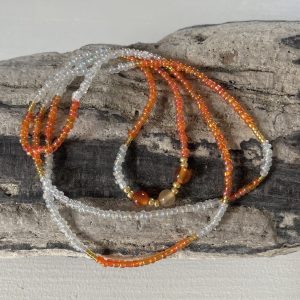 Baya bin bin élastique Soléia Tria en perles de verre orange vif reflets lumineux et perles transparentes cristal dorées japonaises miyuki et pierres naturelles agate cornaline veritables fait main et sur mesure ajusté a la ma taille bijou de l'été à porter autour de la taille