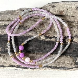 Baya bin bin élastique Soléia Tria en perles de verre mauve lilas nacré et perles de verre blanches et dorées japonaises miyuki et pierres naturelles agate mauve violette et Quartz rose veritables fait main et sur mesure ajusté a la ma taille bijou de l'été à porter autour de la taille
