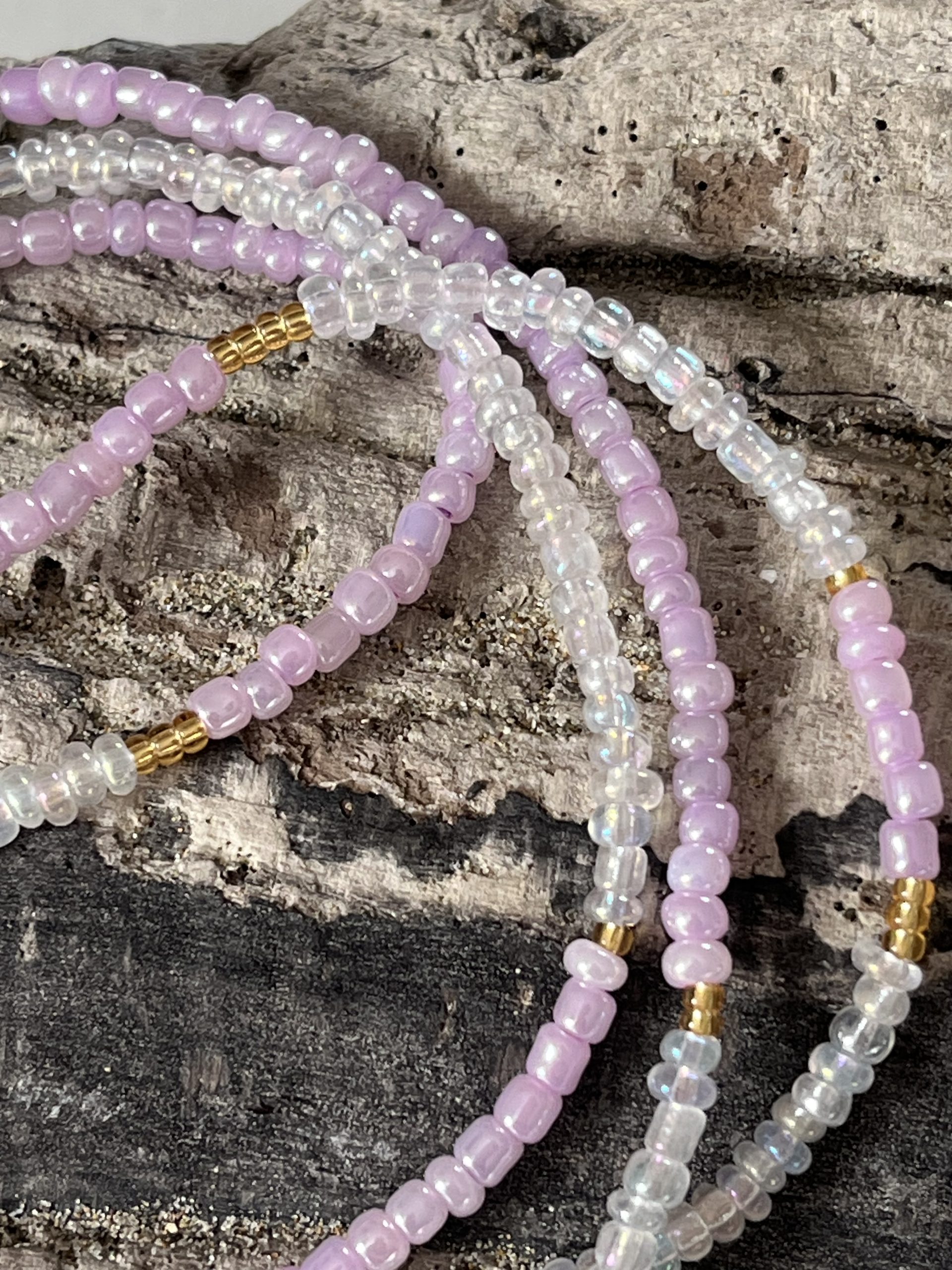 Baya bin bin élastique Soléia Tria en perles de verre mauve lilas nacré et perles de verre blanches et dorées japonaises miyuki et pierres naturelles agate mauve violette et Quartz rose veritables fait main et sur mesure ajusté a la ma taille bijou de l'été à porter autour de la taille