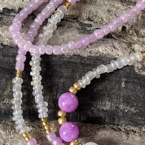 Baya bin bin élastique Soléia Tria en perles de verre mauve lilas nacré et perles de verre blanches et dorées japonaises miyuki et pierres naturelles agate mauve violette et Quartz rose veritables fait main et sur mesure ajusté a la ma taille bijou de l'été à porter autour de la taille