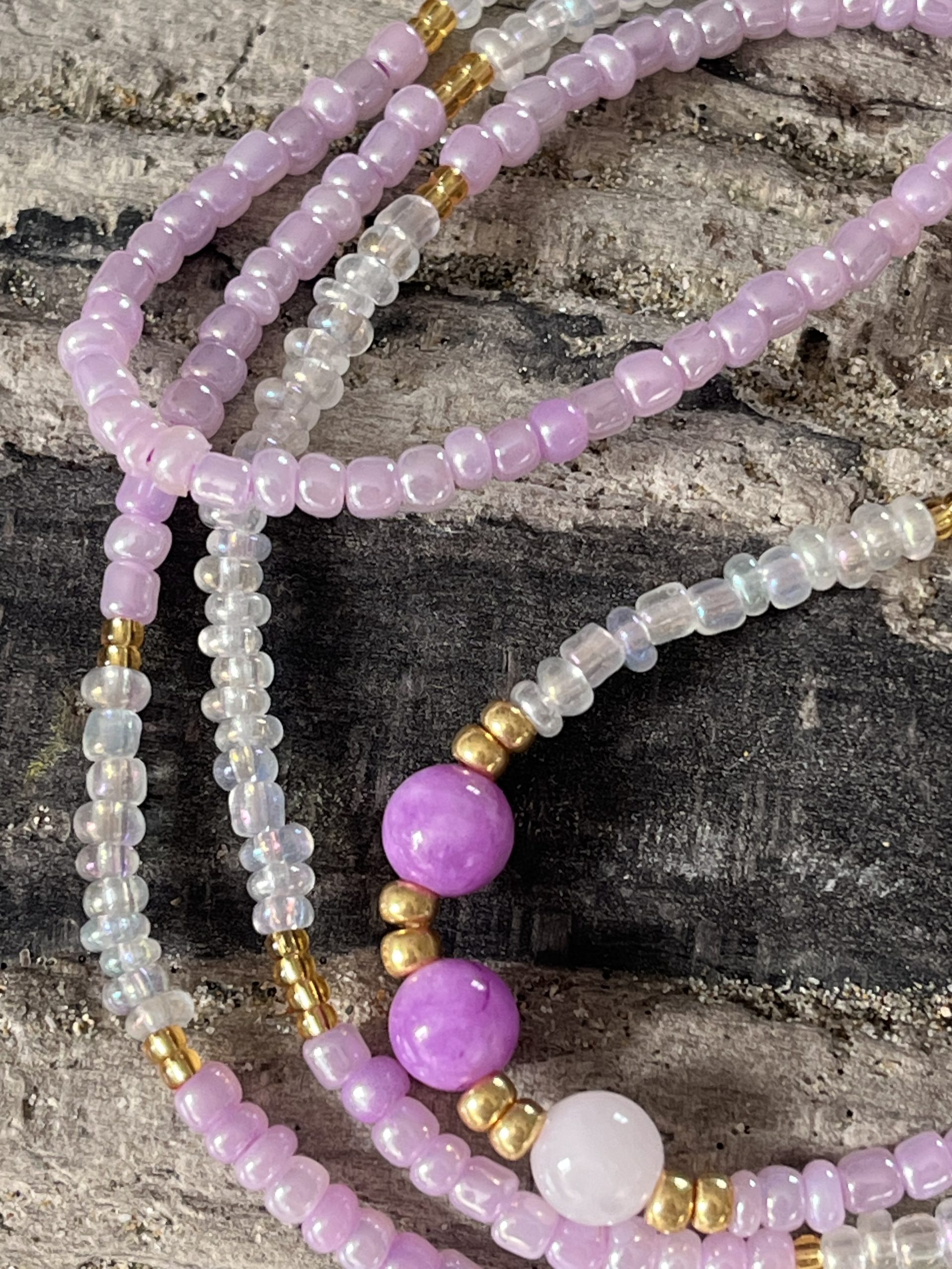 Baya bin bin élastique Soléia Tria en perles de verre mauve lilas nacré et perles de verre blanches et dorées japonaises miyuki et pierres naturelles agate mauve violette et Quartz rose veritables fait main et sur mesure ajusté a la ma taille bijou de l'été à porter autour de la taille