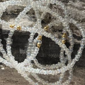 Baya ou bin bin élastique Soléia en perles de verre de coloris transparent cristal clear lumineux aux reflets lumineux et perles dorées japonaises miyuki très résistantes fait main et sur mesure ajusté a la ma taille bijou de l'été à porter autour de la taille