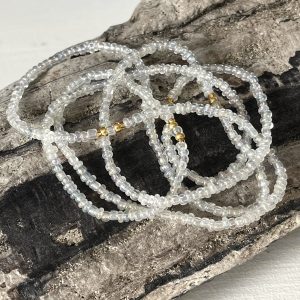 Baya ou bin bin élastique Soléia en perles de verre de coloris transparent cristal clear lumineux aux reflets lumineux et perles dorées japonaises miyuki très résistantes fait main et sur mesure ajusté a la ma taille bijou de l'été à porter autour de la taille