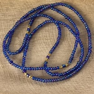 Baya ou bin bin élastique Soléia en perles de verre de coloris bleu aux reflets lumineux et perles dorées japonaises miyuki très résistantes fait main et sur mesure ajusté a la ma taille bijou de l'été à porter autour de la taille