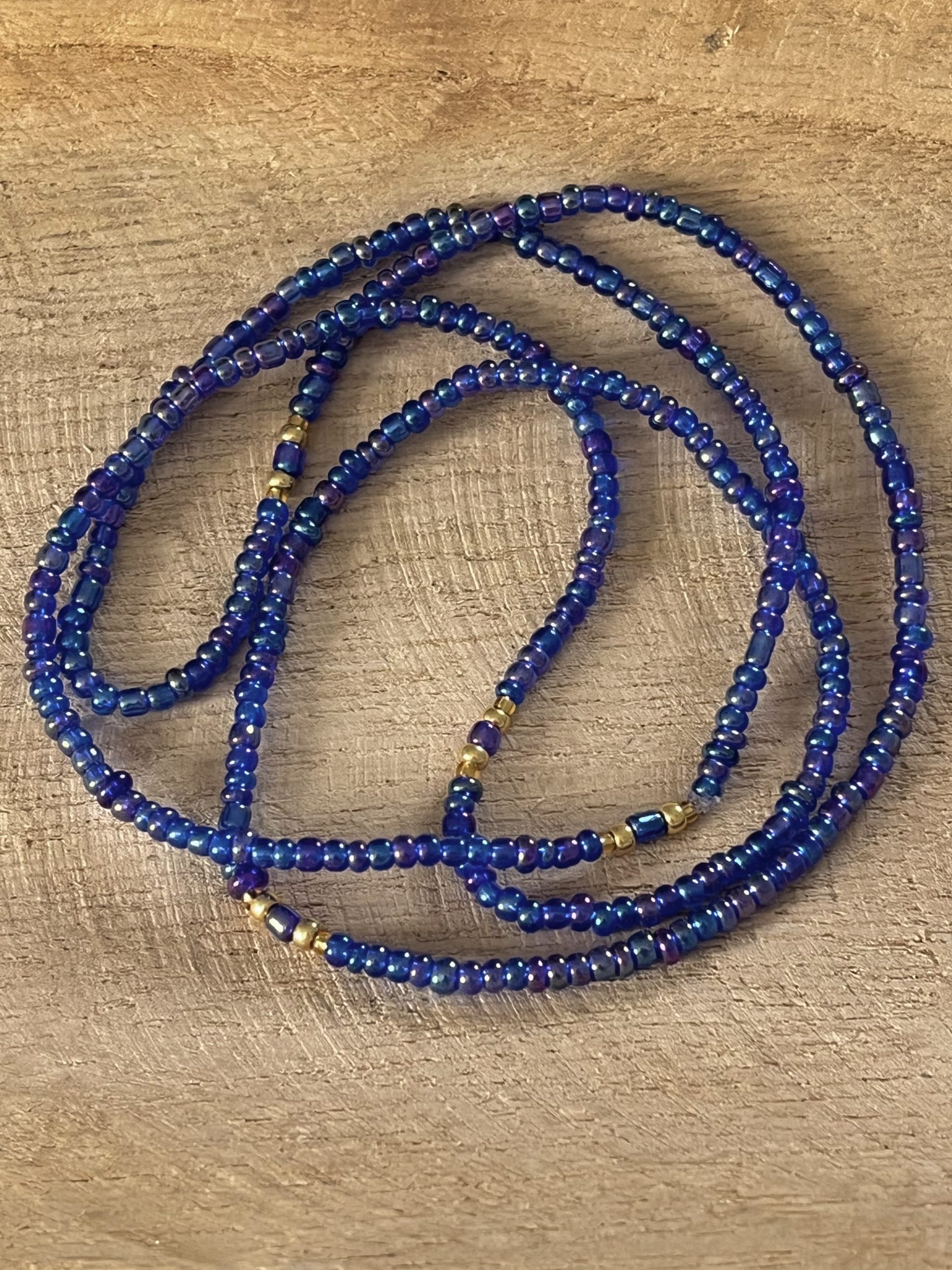 Baya ou bin bin élastique Soléia en perles de verre de coloris bleu aux reflets lumineux et perles dorées japonaises miyuki très résistantes fait main et sur mesure ajusté a la ma taille bijou de l'été à porter autour de la taille