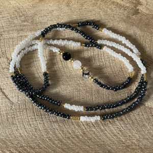 Baya bin bin élastique Soléia Tria en perles de verre gris foncé anthracite metallisées irisées nacré et perles de verre blanches et dorées japonaises miyuki et pierres naturelles agate veine de dragon onyx et jade quartz blanc transparent veritables fait main et sur mesure ajusté a la ma taille bijou de l'été à porter autour de la taille