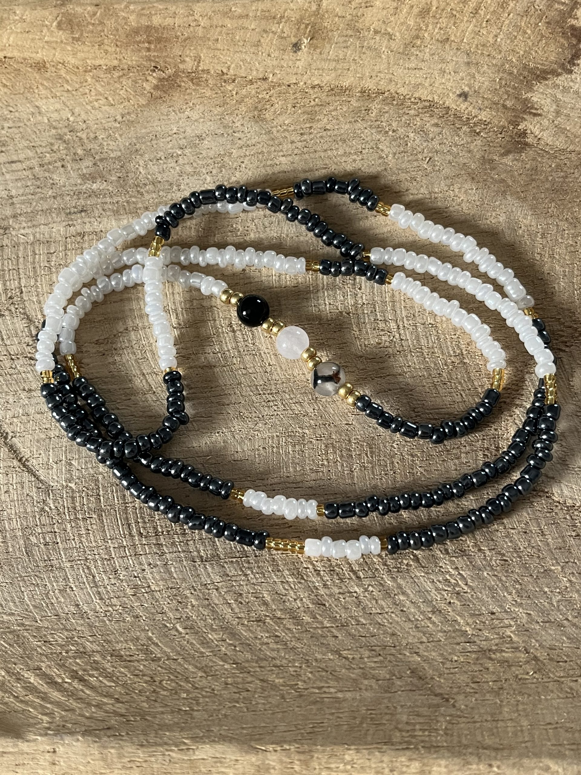 Baya bin bin élastique Soléia Tria en perles de verre gris foncé anthracite metallisées irisées nacré et perles de verre blanches et dorées japonaises miyuki et pierres naturelles agate veine de dragon onyx et jade quartz blanc transparent veritables fait main et sur mesure ajusté a la ma taille bijou de l'été à porter autour de la taille