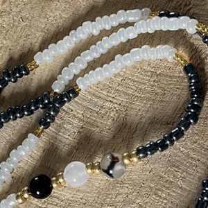 Baya bin bin élastique Soléia Tria en perles de verre gris foncé anthracite metallisées irisées nacré et perles de verre blanches et dorées japonaises miyuki et pierres naturelles agate veine de dragon onyx et jade quartz blanc transparent veritables fait main et sur mesure ajusté a la ma taille bijou de l'été à porter autour de la taille