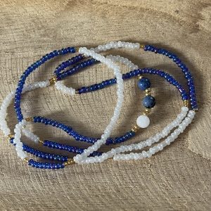 Baya bin bin élastique Soléia Tria en perles de verre bleu reflets violets lumineux éclatants nacré et perles de verre blanc blanches nacrées perles dorées japonaises miyuki pierres naturelles lapis lazuli sodalite et jade quartz blanc veritables fait main et sur mesure ajusté a la ma taille bijou de l'été à porter autour de la taille