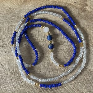 Baya bin bin élastique Soléia Tria en perles de verre bleu vif roy electrique cobalt nacré et perles de verre transparentes cristal reflets multicolores et perles dorées japonaises miyuki pierres naturelles lapis lazuli sodalite et jade quartz blanc transparent veritables fait main et sur mesure ajusté a la ma taille bijou de l'été à porter autour de la taille