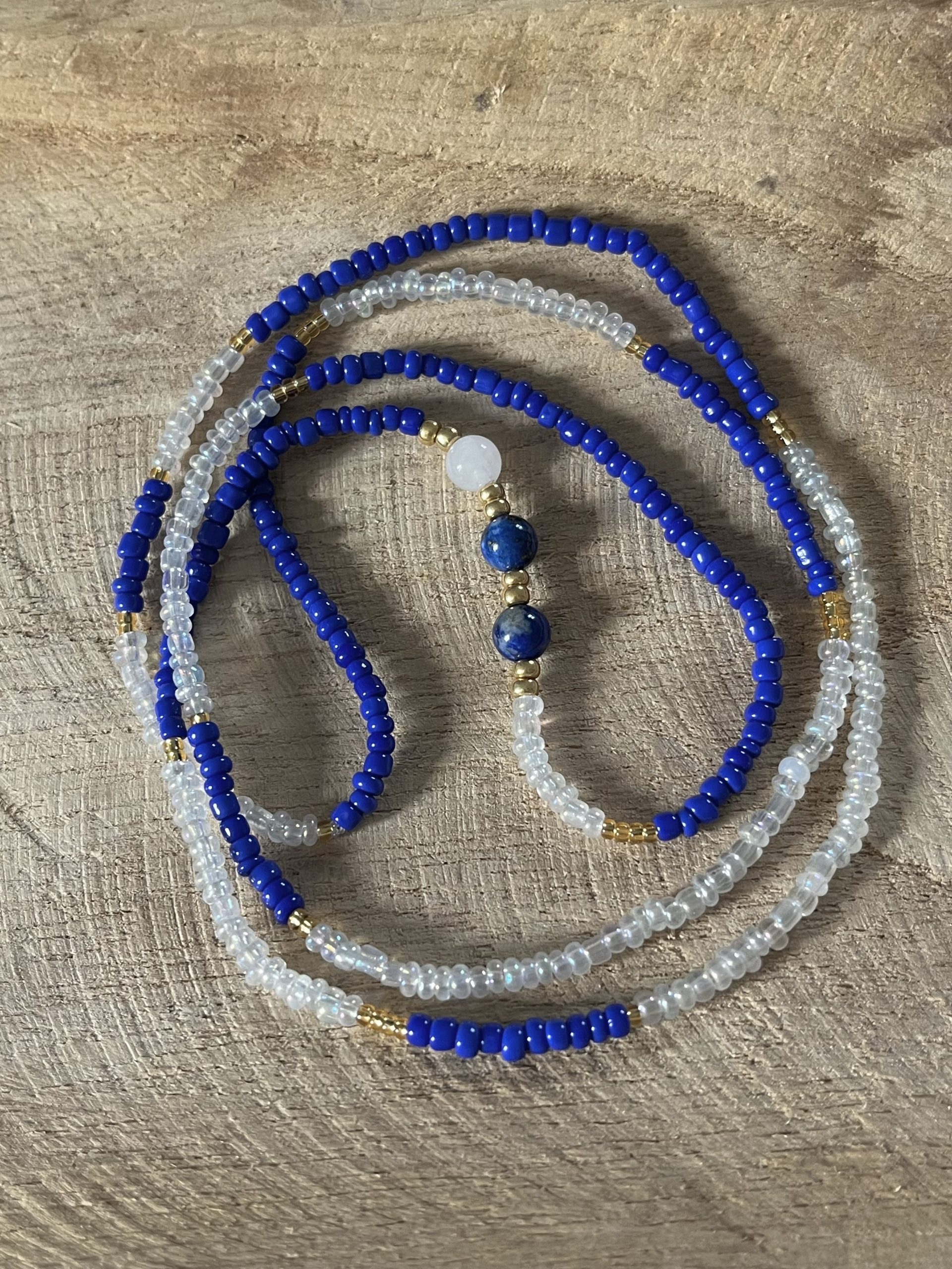 Baya bin bin élastique Soléia Tria en perles de verre bleu vif roy electrique cobalt nacré et perles de verre transparentes cristal reflets multicolores et perles dorées japonaises miyuki pierres naturelles lapis lazuli sodalite et jade quartz blanc transparent veritables fait main et sur mesure ajusté a la ma taille bijou de l'été à porter autour de la taille