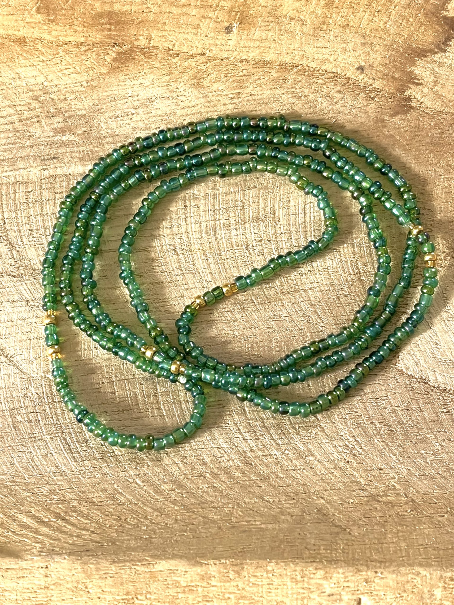 Baya ou bin bin élastique Soléia en perles de verre de coloris vert lumineux reflets vifs et perles dorées japonaises miyuki très résistantes fait main et sur mesure ajusté a la ma taille bijou de l'été à porter autour de la taille