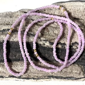 Baya ou bin bin élastique Soléia en perles de verre de coloris mauve lilas nacré et perles dorées japonaises miyuki très résistantes fait main et sur mesure ajusté a la ma taille bijou de l'été à porter autour de la taille