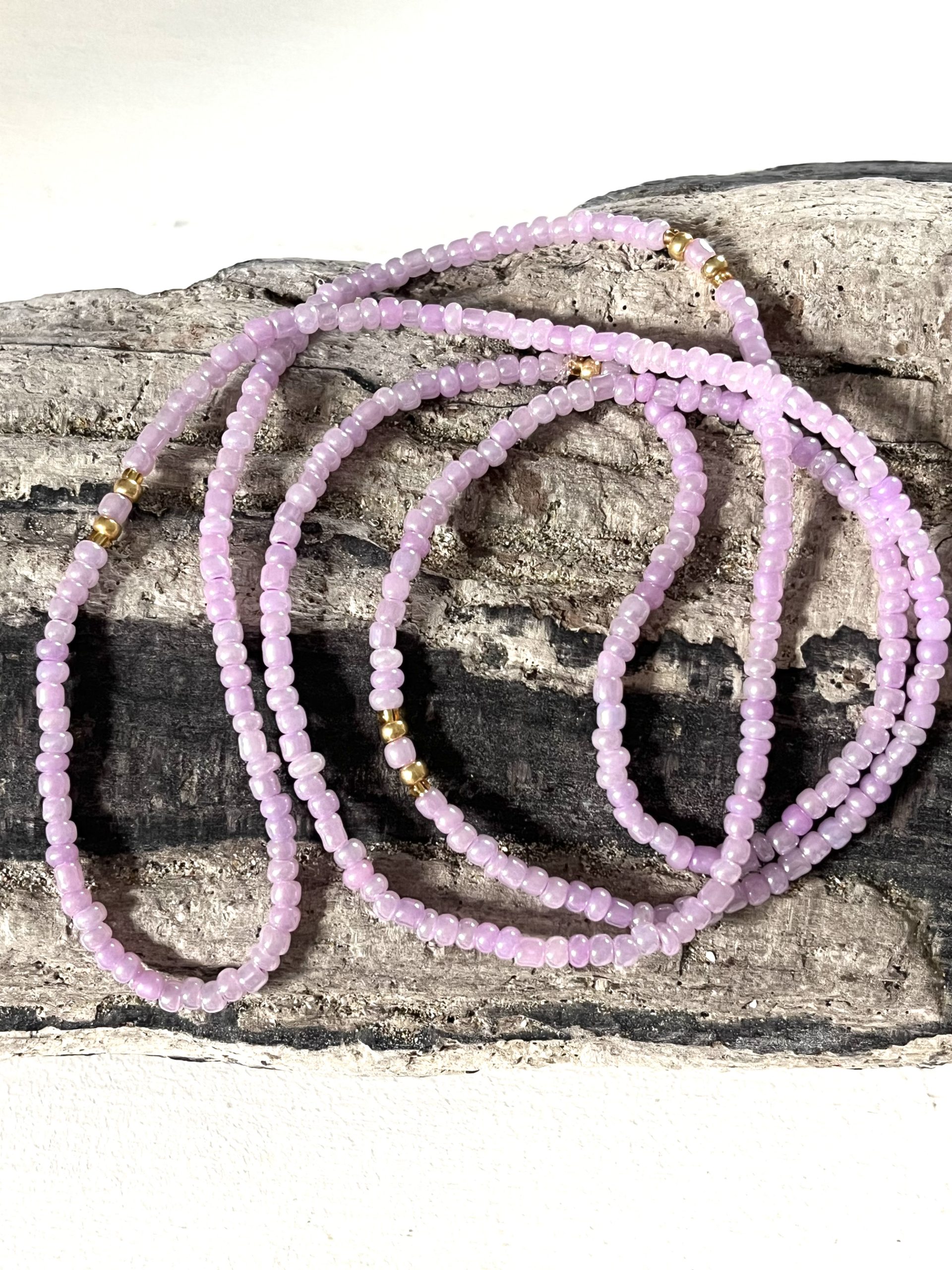 Baya ou bin bin élastique Soléia en perles de verre de coloris mauve lilas nacré et perles dorées japonaises miyuki très résistantes fait main et sur mesure ajusté a la ma taille bijou de l'été à porter autour de la taille