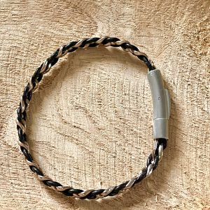 Bracelet femme bicolore NAKOA en cuir noir et rose doré, tressé main avec le meme fermoir en acier inoxydable sans nickel sans plomb et sans cadmium