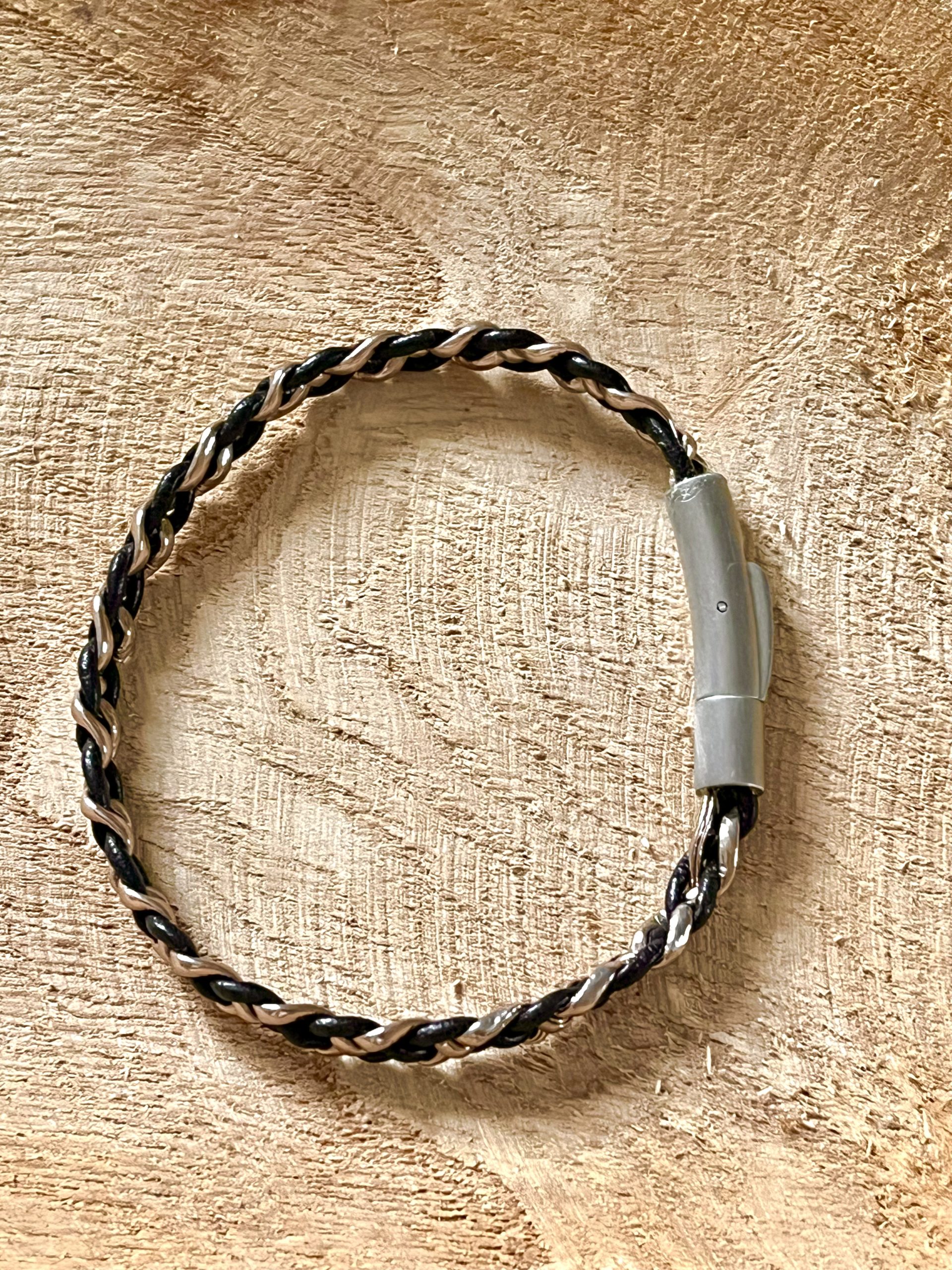Bracelet femme bicolore NAKOA en cuir noir et rose doré, tressé main avec le meme fermoir en acier inoxydable sans nickel sans plomb et sans cadmium