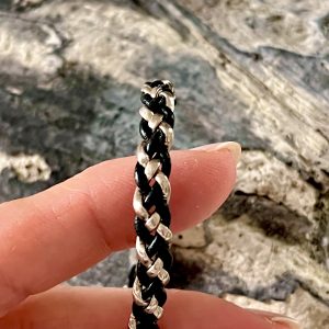 Bracelet femme bicolore NAKOA en cuir noir et rose doré, tressé main avec le meme fermoir en acier inoxydable sans nickel sans plomb et sans cadmium