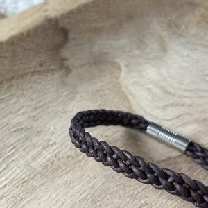 Bracelet MIXTE pour homme ou femme NAKOA en cuir brun grisé, tressé main avec un fermoir aimanté en acier inoxydable sans nickel sans plomb et sans cadmium