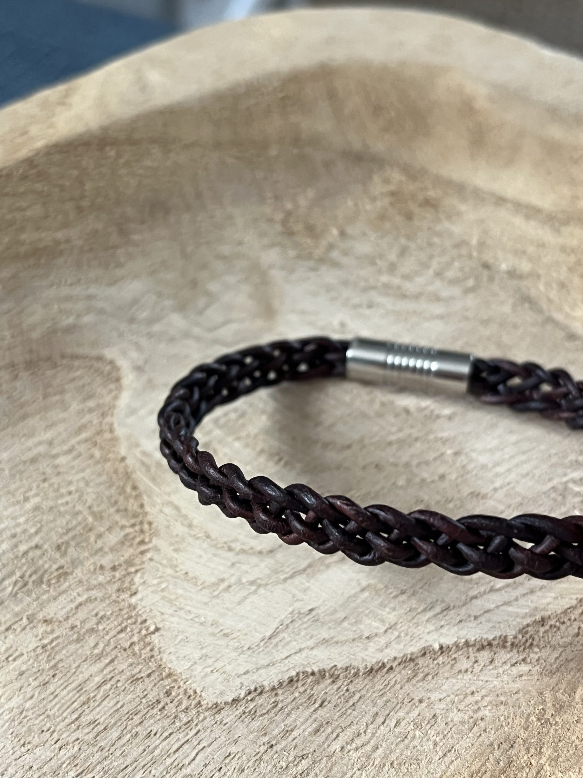 Bracelet MIXTE pour homme ou femme NAKOA en cuir brun marron 5 brins, tressé main avec un fermoir aimanté en acier inoxydable sans nickel sans plomb et sans cadmium