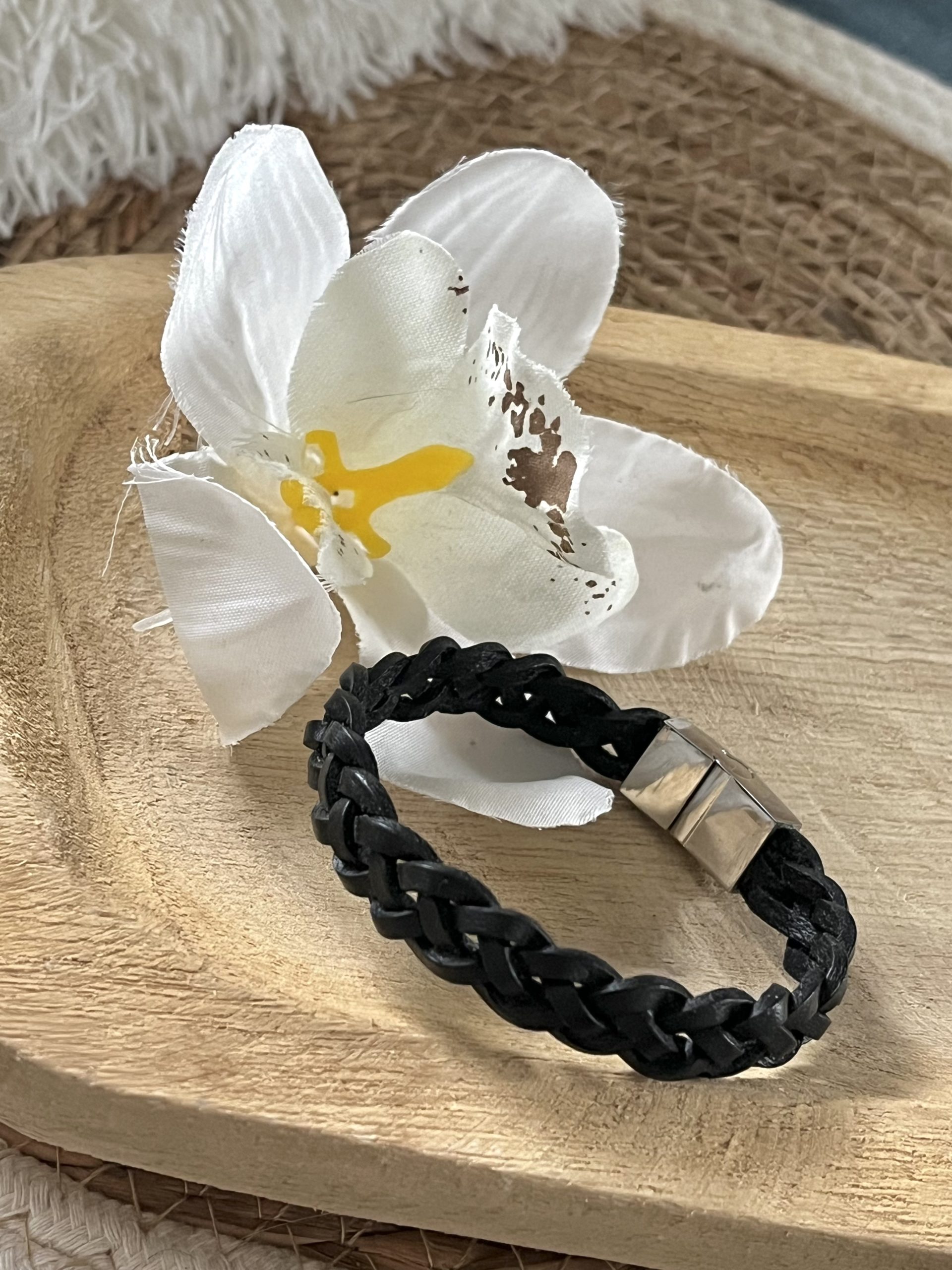 Bracelet MIXTE pour homme ou femme NAKOA en cuir noir 3 lanières, tressé main avec un fermoir aimanté en acier inoxydable sans nickel sans plomb et sans cadmium