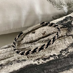 Bracelet femme bicolore NAKOA en cuir noir et rose doré, tressé main avec le meme fermoir en acier inoxydable sans nickel sans plomb et sans cadmium
