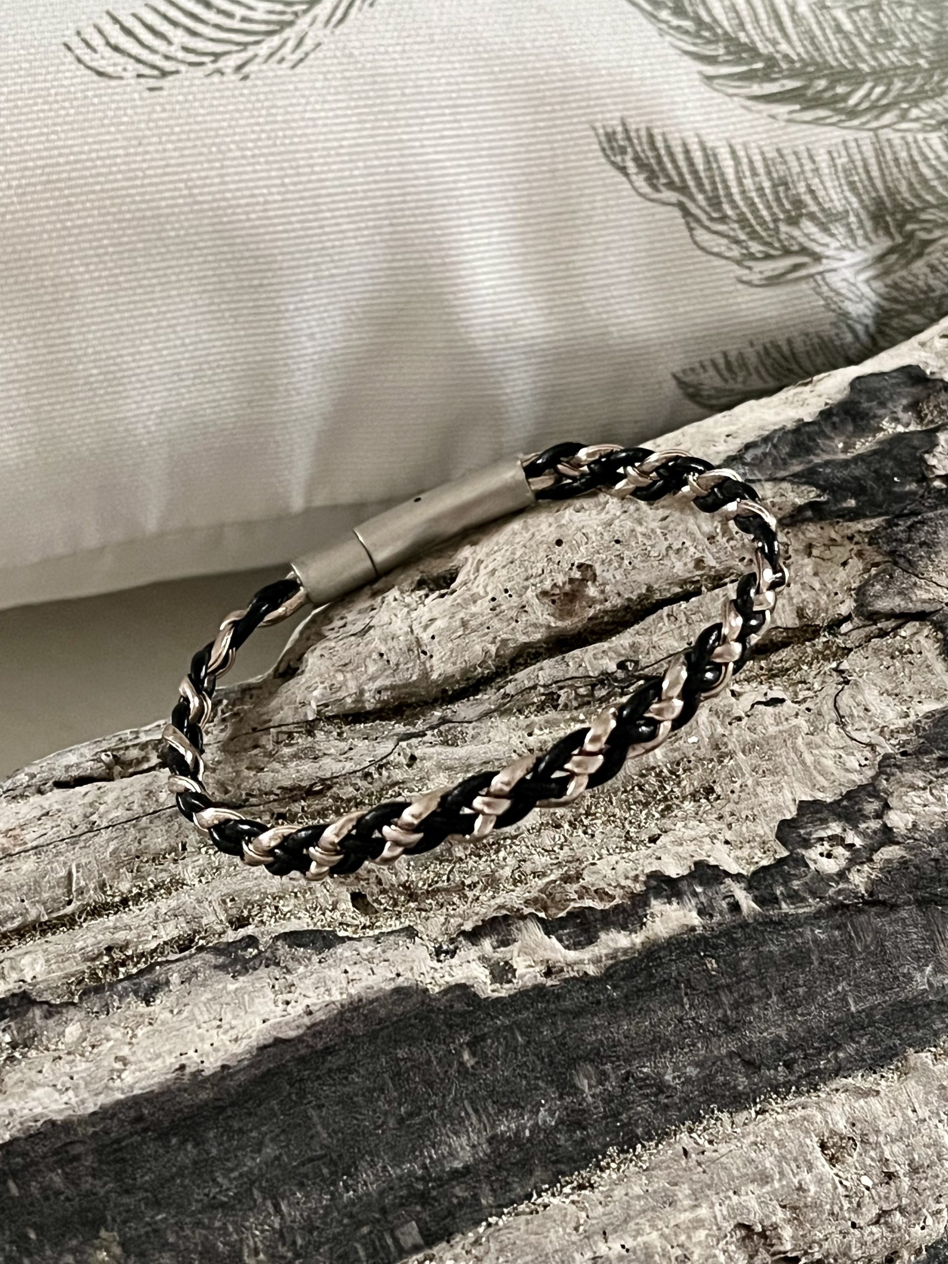 Bracelet femme bicolore NAKOA en cuir noir et rose doré, tressé main avec le meme fermoir en acier inoxydable sans nickel sans plomb et sans cadmium