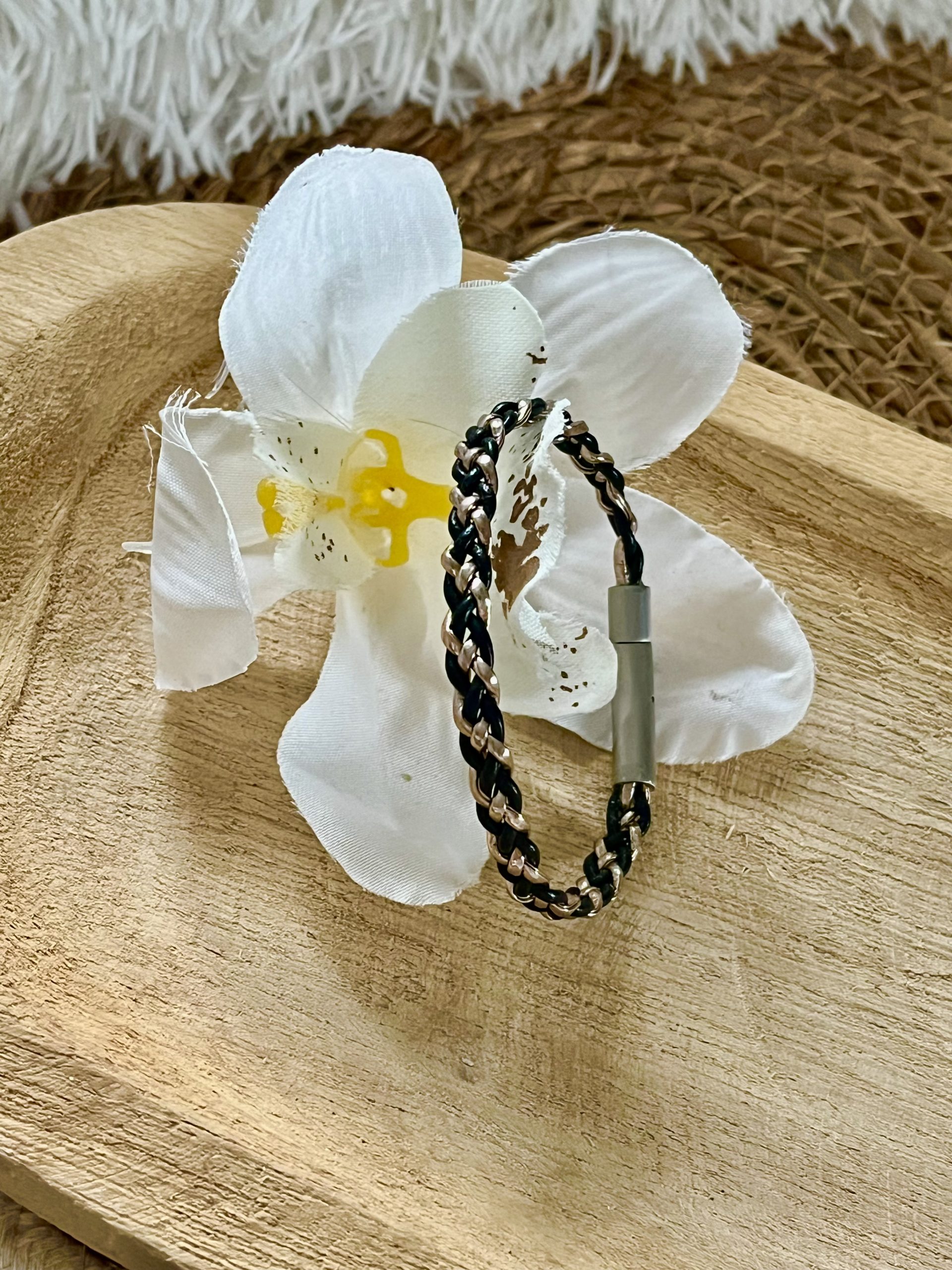 Bracelet femme bicolore NAKOA en cuir noir et rose doré, tressé main avec le meme fermoir en acier inoxydable sans nickel sans plomb et sans cadmium